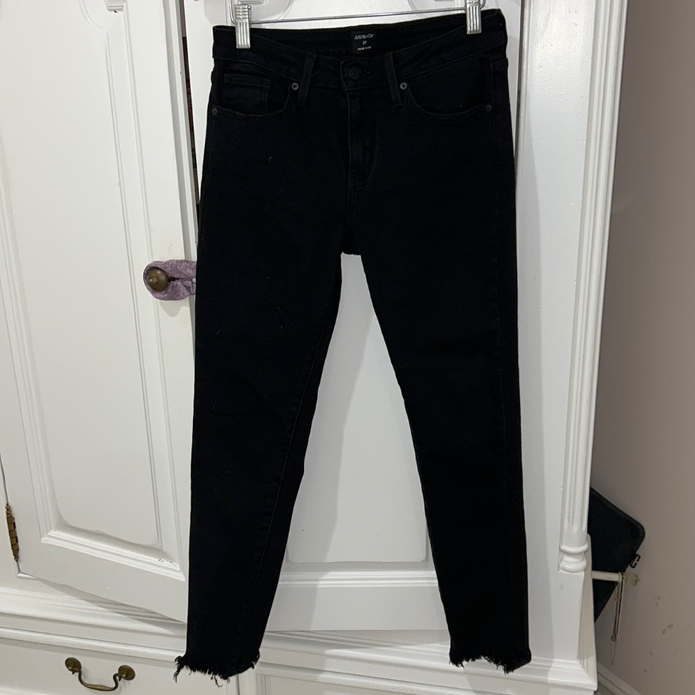 Just black denim size 27 skinny jeans with fringe on bottom. Great condition!